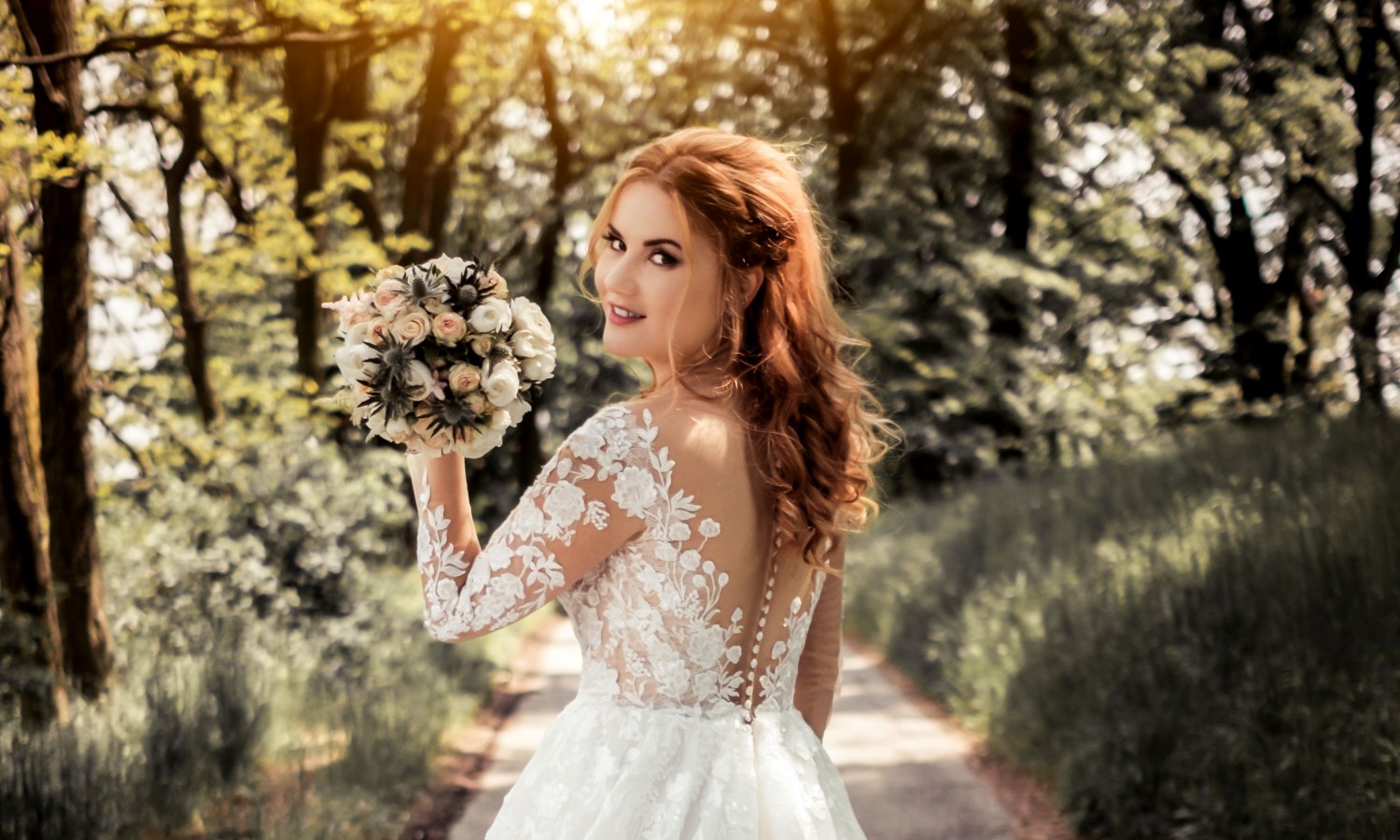 donna con abito da sposa romantico e bouquet in mano