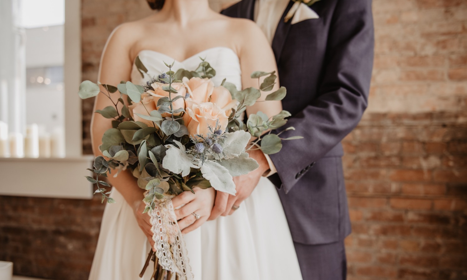 coppia di sposi con bouquet giorno del matrimonio