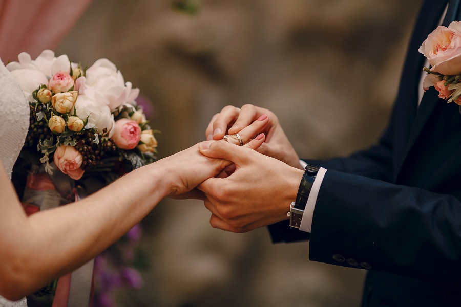 sposo mette anello al dito alla sposa